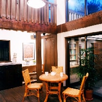 建物は、その土地に在る木よりも低くありたい｜仙川の家