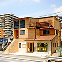 仕事場と在宅介護で暮らす三世代の住まい｜国領の家;:名倉堂接骨院